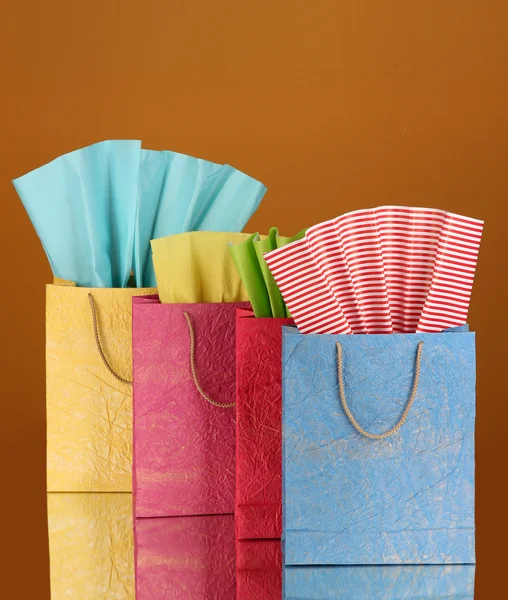 Koyu renk arka plan üzerinde renkli alışveriş torbaları — Stok fotoğraf