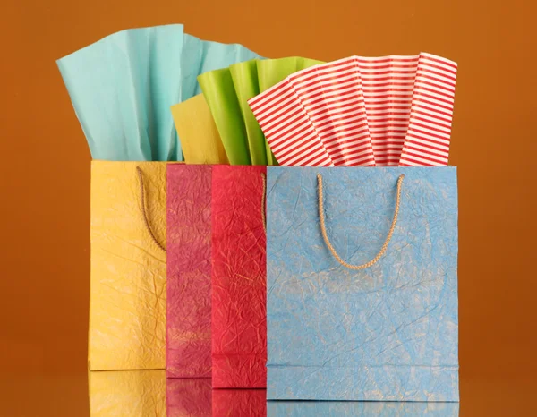 Barevné nákupní tašky, na tmavé barvy pozadí — Stock fotografie