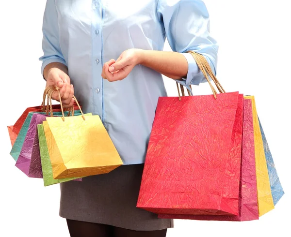 Mujer joven sosteniendo coloridas bolsas de compras en su mano, aisladas en blanco — Foto de Stock