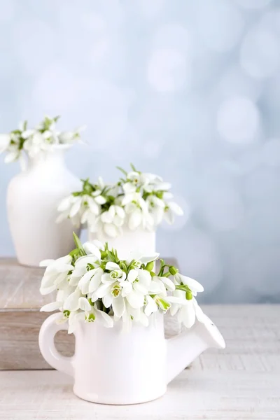 Bonitas gotas de neve no fundo claro — Fotografia de Stock