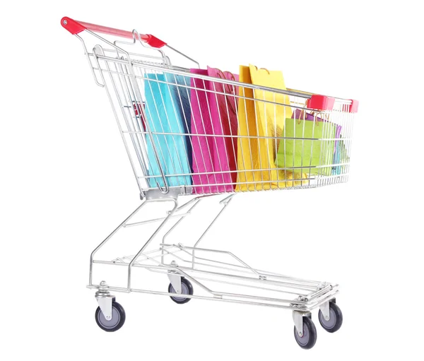 Sacos de compras coloridos em carrinho de compras, isolados em branco — Fotografia de Stock
