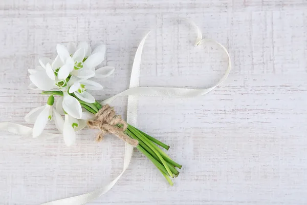 Boeket van mooie sneeuwklokjes op houten achtergrond — Stockfoto