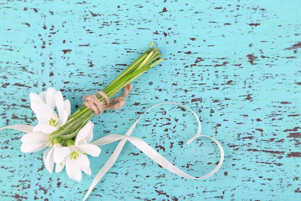 青い木製の背景に美しい snowdrops の花束 — ストック写真