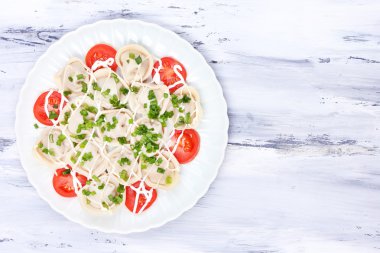 eti köfte - Rusya mantı ahşap masa üzerine haşlanmış.