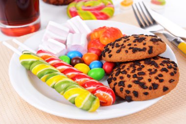 Tablo yakın çekim plaka üzerinde farklı tatlılar