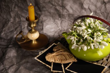 Cam Aranjman, mum, koyu arka plan üzerinde güzel kardelen ile kompozisyon