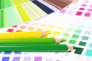 renk örneklerinin kalemler ile yakın çekim