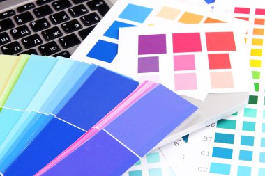 klavye üzerinde renk örnekleri yakın çekim