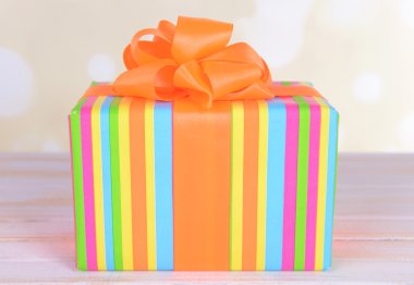 açık renkli tablo üzerinde hediye kutusu