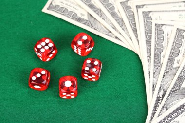 Kırmızı dices ve yeşil renkli dolar