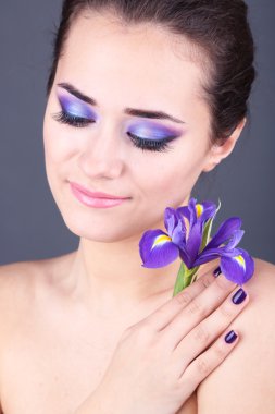 çiçek gri arka plan üzerine ile güzel genç kadın