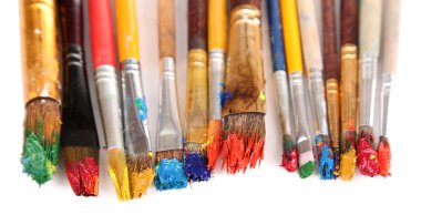 birçok fırça üzerinde beyaz izole boyalar