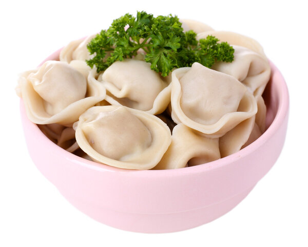 Мясо пельмени - русский вареные пельмени в миске изолированы на белом
