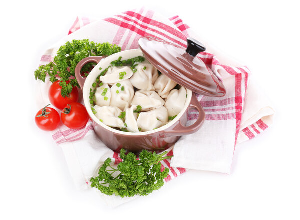 Мясные пельмени - российские вареные пельмени изолированы на белом
