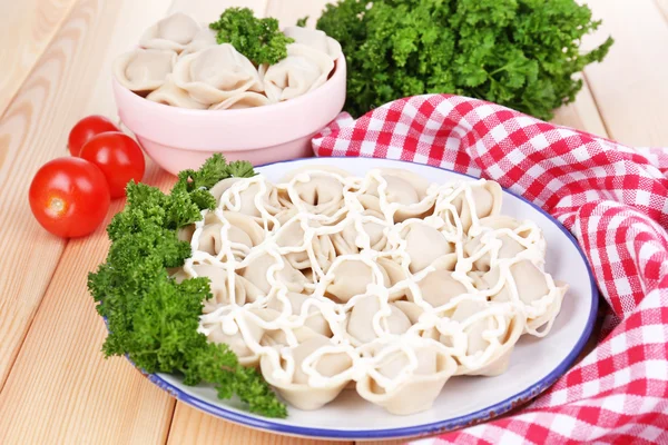 Vlees knoedels - Russische gekookte pelmeni close-up — Stockfoto