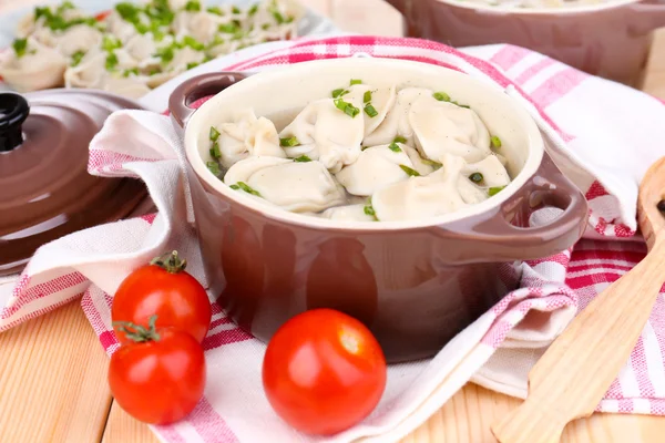 Gnocchi di carne - pelmeni bolliti russi da vicino — Foto Stock