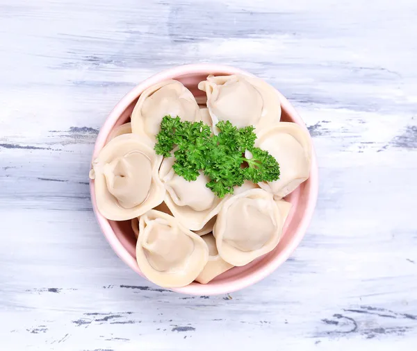 Vlees knoedels - Russisch gekookt pelmeni op houten tafel — Stockfoto