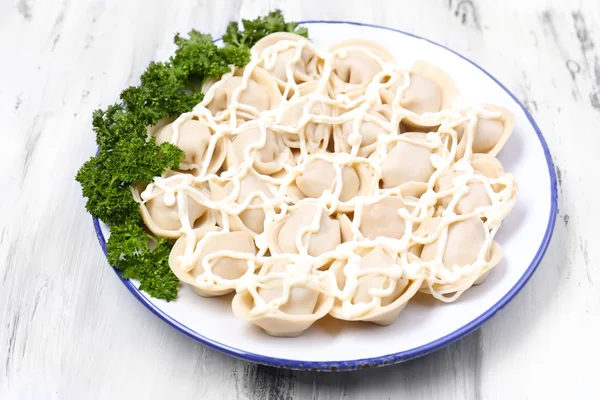 Gnocchi di carne - pelmeni bolliti russi su tavolo di legno — Foto Stock