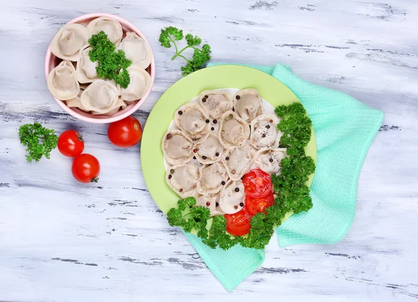 Meat dumplings - russian boiled pelmeni on wooden table — Stock Photo, Image