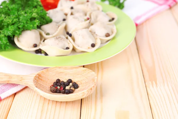 Albóndigas de carne - pelmeni hervido ruso de cerca —  Fotos de Stock