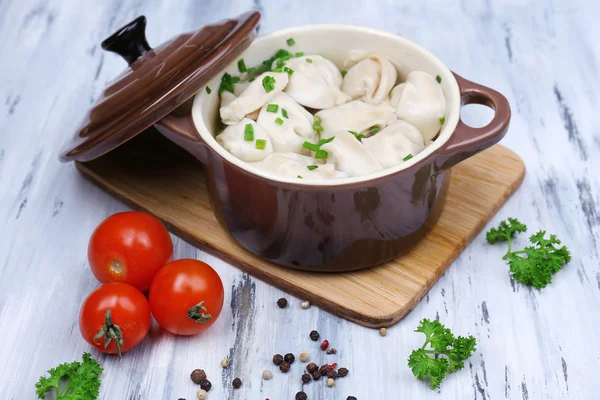 Albóndigas de carne - pelmeni hervido ruso en la mesa de madera —  Fotos de Stock