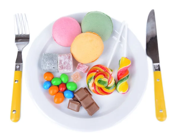 Olika sötsaker på plattan isolerad på vit — Stockfoto