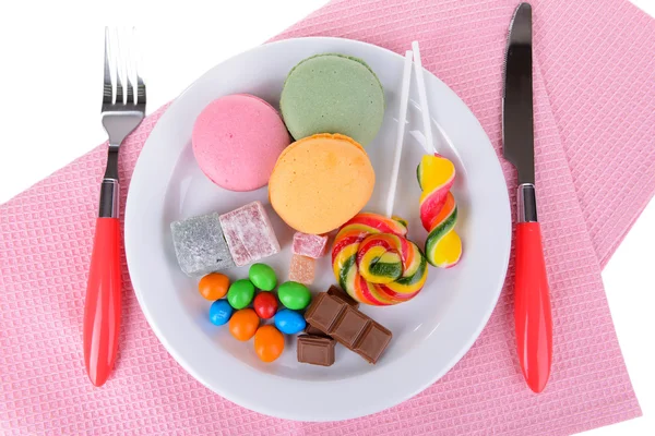 Διαφορετικά γλυκά στο πιάτο σε κοντινό πλάνο του πίνακα — Φωτογραφία Αρχείου