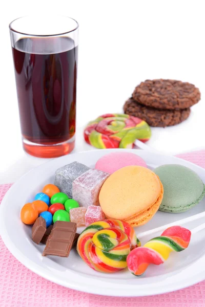 Различные сладости на тарелке на столе крупным планом — стоковое фото