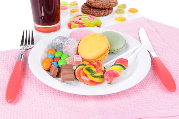 Diferentes dulces en el plato en primer plano de la mesa —  Fotos de Stock