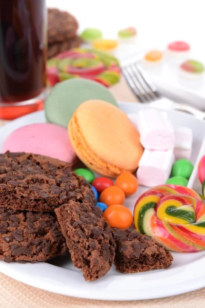 Diferentes dulces en el plato en primer plano de la mesa —  Fotos de Stock