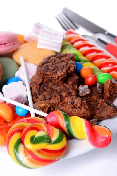 Diferentes dulces en el plato en primer plano de la mesa —  Fotos de Stock