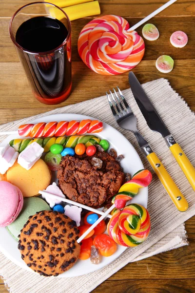 Diferentes dulces en el plato en primer plano de la mesa —  Fotos de Stock