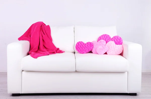 Cuscini sul divano bianco a forma di cuore rosa — Stockfoto