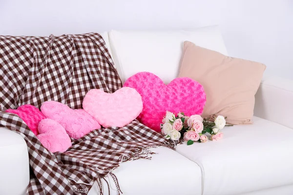 ピンクのハート型の白いソファの枕 — ストック写真