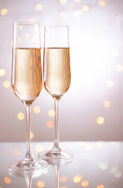 Copos de champanhe em fundo brilhante — Fotografia de Stock