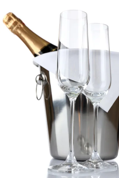 瓶香槟酒桶和空的眼镜，白色衬底上分离 — 图库照片
