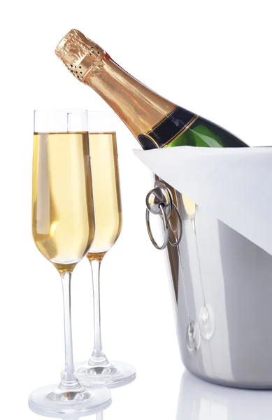 Copos de champanhe e garrafa em balde, isolados sobre branco — Fotografia de Stock