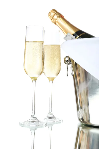 杯香槟和桶，瓶上白色孤立 — 图库照片