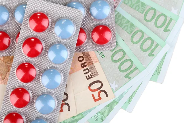 Рецепт лекарств на денежном фоне, представляющий рост расходов на здравоохранение. Изолированные на белом — стоковое фото