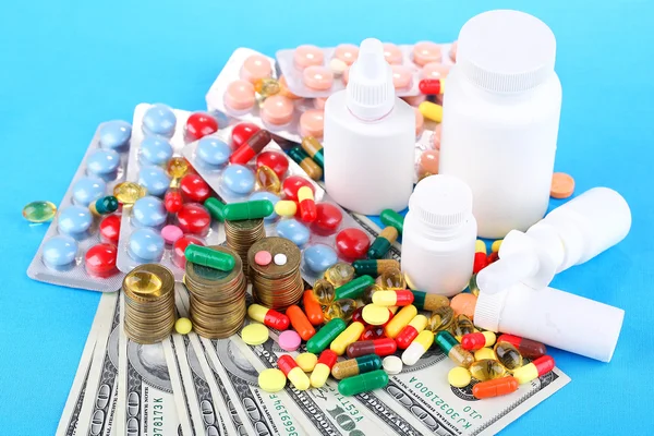 Obat resep pada latar belakang uang mewakili meningkatnya biaya perawatan kesehatan. Pada latar belakang warna — Stok Foto