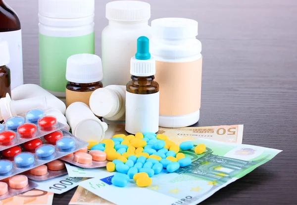 Geneesmiddelen op recept op geld achtergrond vertegenwoordigen stijgende kosten voor gezondheidszorg. op houten achtergrond — Stockfoto
