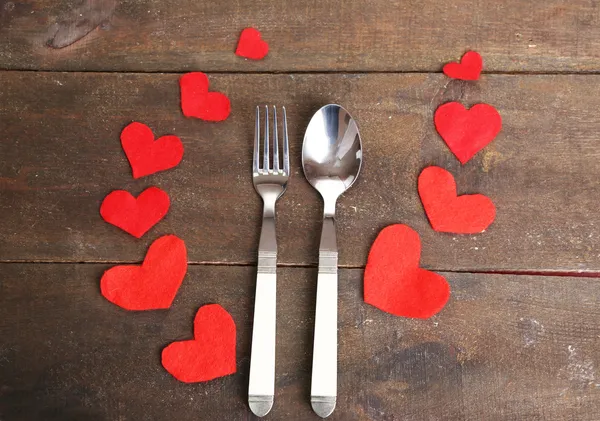 Cena di San Valentino con tavola apparecchiata su tavola di legno primo piano — Foto Stock