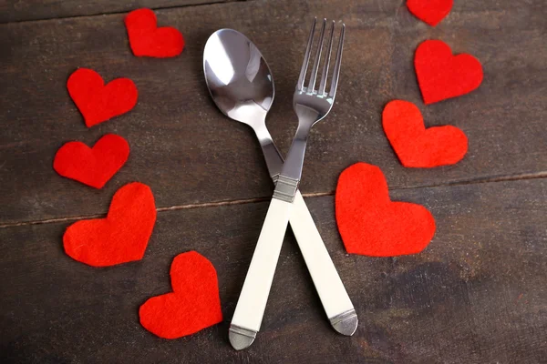 Cena di San Valentino con tavola apparecchiata su tavola di legno primo piano — Foto Stock