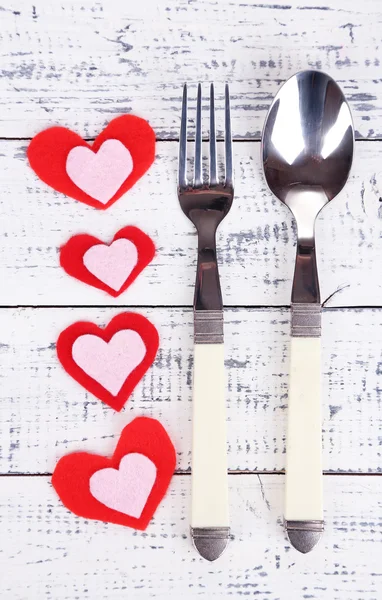 День святого Валентина ужин с сервировкой стола на деревянном столе крупным планом — стоковое фото