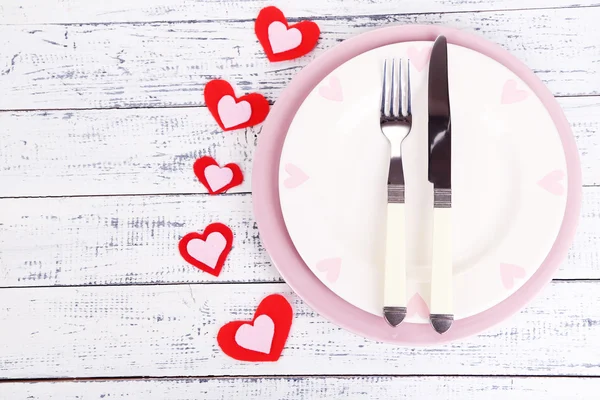 Walentynki obiad z tabeli Ustawienia na drewniany stół szczegół — Zdjęcie stockowe