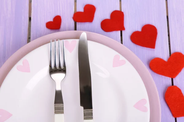 Cena di San Valentino con tavola apparecchiata su tavola di legno primo piano — Foto Stock