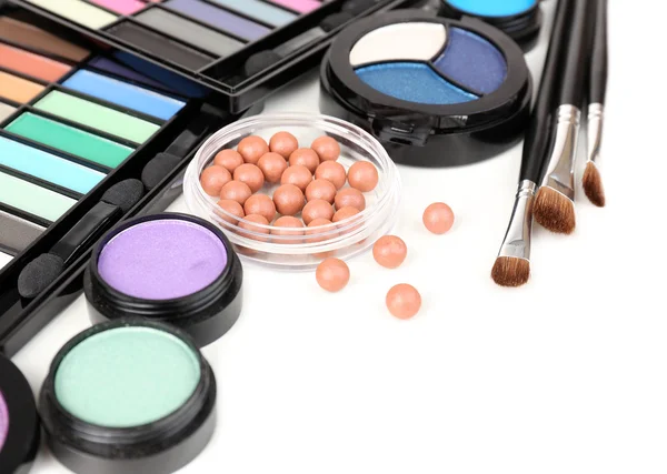 Professionele make-up tools op wit wordt geïsoleerd — Stockfoto