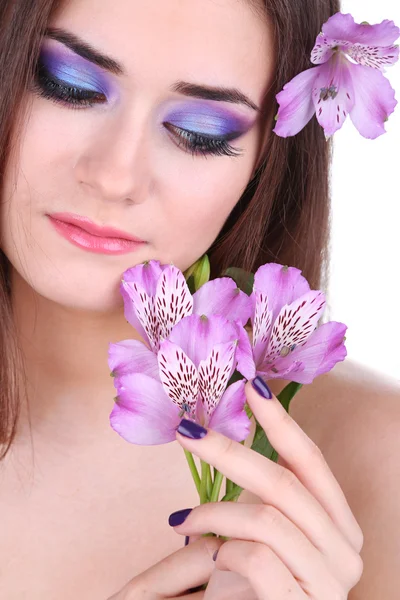 Hermosa joven con flores de cerca — Foto de Stock