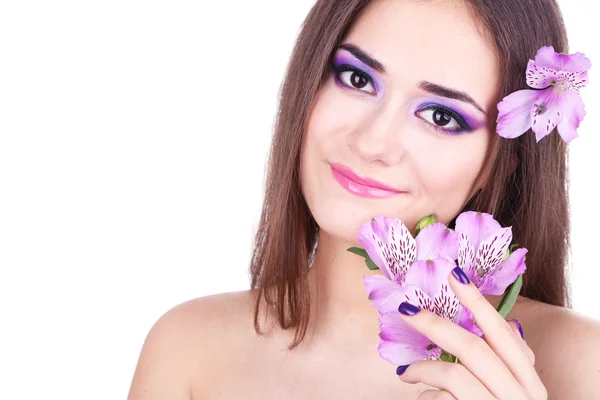 Schöne junge Frau mit Blumen isoliert auf weiß — Stockfoto