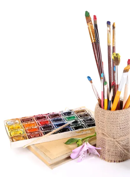 Composizione con pennelli in vaso e vernici isolate su bianco — Foto Stock